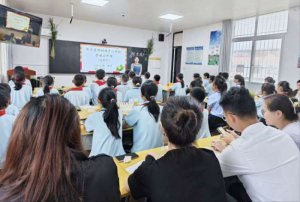 ����������������������ѧУ�����Ͷ��������г��л