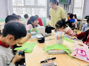 ������������Сѧ�����뷨��ѧ�ƻ��ؿ�չ6�½��л