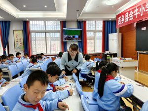 �����������ؽ�ţСѧ��չѧ�ƻ����߽��г��л