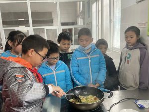 ������������Ͽ������ϪСѧ��ѧ��չ����  ������ʳ��