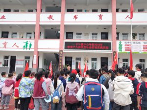 ����������������������ѧУʦ���ҳ�һ��ȤҰ����