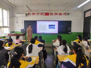 ������������Ͽ��������ѧУ��չ���й������ա��������