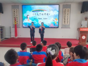 �������������������ѧУ��չ��ӭ�������족����