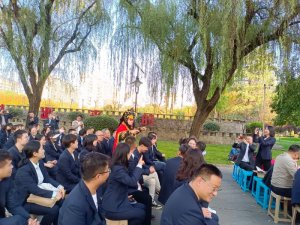  ����������־Ը��С�ֶ��߽�����ˮ��