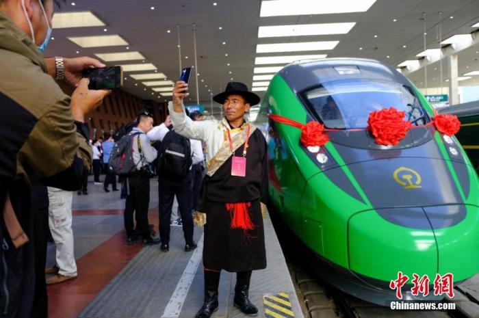 2021��6��25�գ�������·���ֶ�(������·)��ʽ��ͨ��Ӫ�����˺Ÿ�ԭ�ڵ�˫Դ������ͬ��Ͷ����Ӫ��������·ȫ��48������ʱ��160�����������������������·��Ҳ�Ǹ��˺Ŷ������״ο������ء�ͼΪ���գ�������������վ���˺ų�ͷǰ������� <a target='_blank' href='/'>������</a>���� ���ɲ� ��